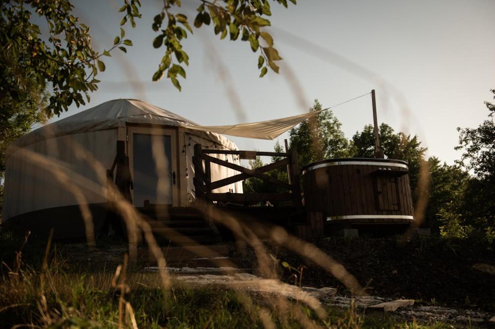 Jurty Z Widokiem, Prywatna Balia- Dzikolas Glamping Krasnobrod Bagian luar foto